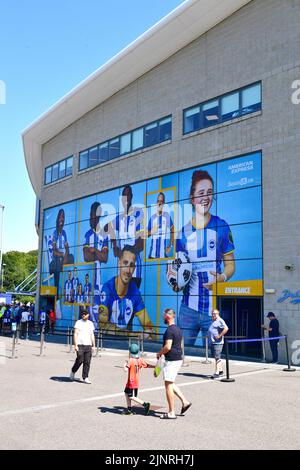 Brighton, Regno Unito. 13th ago, 2022. I fan che arrivano all'Amex per durante la partita della Premier League tra Brighton & Hove Albion e Newcastle United all'Amex il 13th 2022 agosto a Brighton, Inghilterra. (Foto di Jeff Mood/phcimages.com) Credit: PHC Images/Alamy Live News Foto Stock