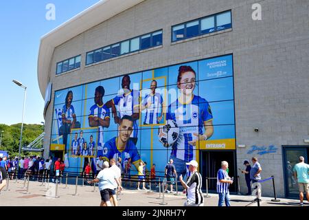 Brighton, Regno Unito. 13th ago, 2022. I fan che arrivano all'Amex per la partita della Premier League tra Brighton & Hove Albion e Newcastle United all'Amex il 13th 2022 agosto a Brighton, Inghilterra. (Foto di Jeff Mood/phcimages.com) Credit: PHC Images/Alamy Live News Foto Stock