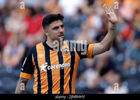 Ozan Tufan di Hull City durante la partita del campionato Sky Bet allo stadio MKM di Hull. Data immagine: Sabato 13 agosto 2022. Foto Stock