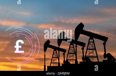 pumpjack d'olio crudo isolato su sfondo sfocato tramonto con simbolo di libbra. Foto Stock