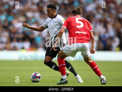 Korey Smith (a sinistra) della contea di Derby e Liam Kitching battaglia di Barnsley per la palla durante la partita della Sky Bet League One al Pride Park Stadium, Derby. Data immagine: Sabato 13 agosto 2022. Foto Stock