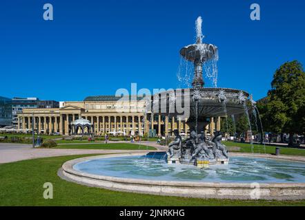 Vista sul parco con una bellissima via dello shopping di fronte al nuovo palazzo di Stoccarda. Baden Wuerttemberg, Germania, Europa Foto Stock