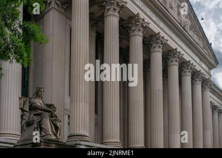 Washington DC, USA - 2 giugno 2022: Guardare fino all'edificio degli archivi degli Stati Uniti Foto Stock