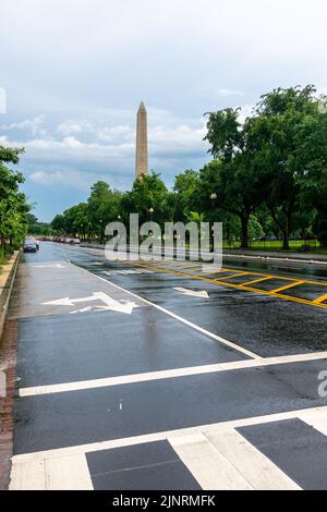Washington DC, USA - 2 giugno 2022: Vista delle strade di Washington DC durante la pioggia leggera con il Washington Monument sullo sfondo Foto Stock