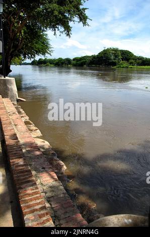 Vista sul fiume dal molo in condizioni climatiche tropicali Foto Stock