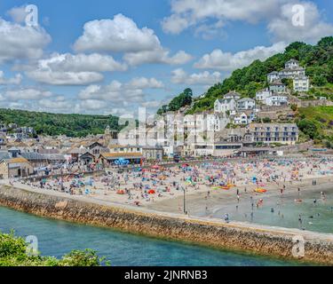 Spiaggia sabbiosa di East Looe e centro storico preso da Hannafore punto attraverso la bocca estuario. Una bella destinazione sul mare per una vacanza in famiglia sulla costa Foto Stock