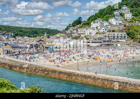 Spiaggia sabbiosa di East Looe e centro storico preso da Hannafore punto attraverso la bocca estuario. Una bella destinazione sul mare per una vacanza in famiglia sulla costa Foto Stock