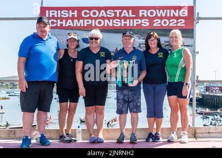 Schull, West Cork, Irlanda. 13th ago, 2022. Il 2022° Campionato irlandese di Rowing Coastal si svolgerà questo fine settimana a Schull, West Cork. All'evento che termina la domenica sera, partecipano in totale 290 equipaggi provenienti da diversi club. Il Presidente della regata, Ted McSweeny, presenta un trofeo al Rushbrooke Rowing Club. Credit: AG News/Alamy Live News Foto Stock