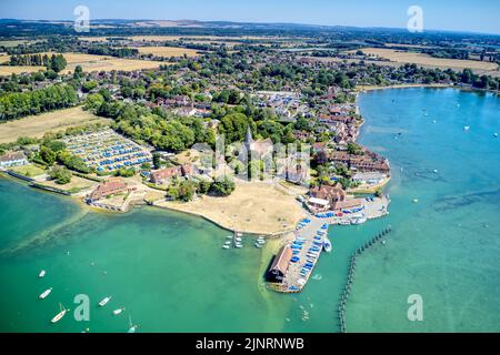 Vista aerea verso il Jetty del bellissimo villaggio di Bosham, una popolare località di vela nel Sussex occidentale Inghilterra Foto Stock