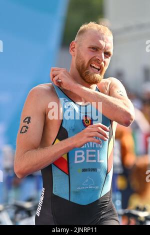 Il belga Noah Servais ha ritratto in azione durante il Campionato europeo di Triathlon MEN Monaco 2022, a Monaco di Baviera, Germania, sabato 13 agosto 2022. La seconda edizione dei Campionati europei si svolge dal 11 al 22 agosto e prevede nove sport. FOTO DI BELGA ERIC LALMAND Foto Stock