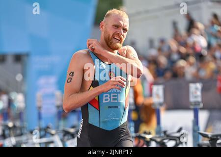 Il belga Noah Servais ha ritratto in azione durante il Campionato europeo di Triathlon MEN Monaco 2022, a Monaco di Baviera, Germania, sabato 13 agosto 2022. La seconda edizione dei Campionati europei si svolge dal 11 al 22 agosto e prevede nove sport. FOTO DI BELGA ERIC LALMAND Foto Stock