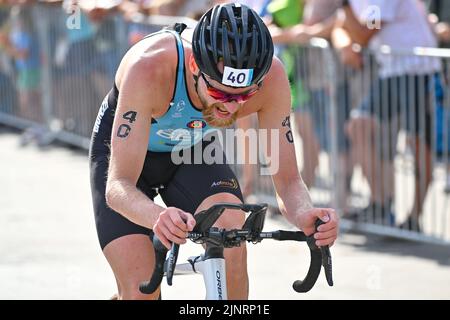 Il belga Noah Servais ha ritratto in azione durante il Campionato europeo di Triathlon MEN Monaco 2022, a Monaco di Baviera, Germania, sabato 13 agosto 2022. La seconda edizione dei Campionati europei si svolge dal 11 al 22 agosto e prevede nove sport. FOTO DI BELGA ERIC LALMAND Foto Stock