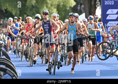 Il triatleta belga Jelle Geens ha ritratto in azione durante il Campionato europeo di Triathlon maschile Monaco 2022, a Monaco di Baviera, Germania, sabato 13 agosto 2022. La seconda edizione dei Campionati europei si svolge dal 11 al 22 agosto e prevede nove sport. FOTO DI BELGA ERIC LALMAND Foto Stock