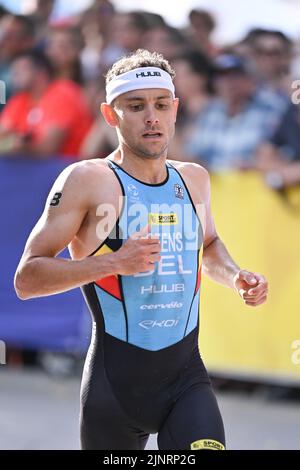 Il triatleta belga Jelle Geens ha ritratto in azione durante il Campionato europeo di Triathlon maschile Monaco 2022, a Monaco di Baviera, Germania, sabato 13 agosto 2022. La seconda edizione dei Campionati europei si svolge dal 11 al 22 agosto e prevede nove sport. FOTO DI BELGA ERIC LALMAND Foto Stock