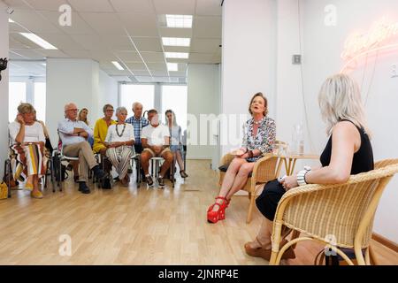 La principessa Delphine di Saxe-Coburg parla con Manuela Klerkx durante un 'Artist Talk' reale nel contesto della mostra 'A Life' (06-28/08) al Kunstenfestival Aardenburg (16/07-04/09) ad Aardenburg, Zeeland, Paesi Bassi, sabato 13 agosto 2022. Kunstenfestival Aardenburg è una biennale per l'arte a casa e all'aperto BELGA FOTO KURT DESPLENTER Foto Stock