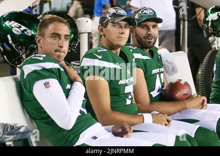 Philadelphia, Pennsylvania, Stati Uniti. 12th ago, 2022. (L-R) New York Jets Kicker Eddy Pineiro (15), il punter Braden Mann (7) e il lungo snapper Thomas Hennessy (42) sul banco durante la partita di preason contro le Eagles di Philadelphia il 12 agosto 2022 al Lincoln Financial Field. (Credit Image: © Deby Wong/ZUMA Press Wire) Foto Stock