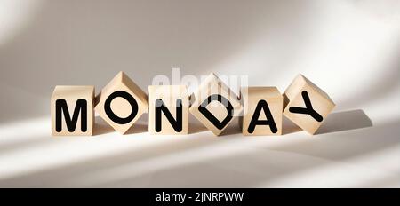 Blocchi di legno con IL LUNEDÌ concetto di testo su sfondo bianco bello Foto Stock