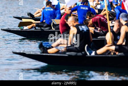 Inizio della 25th° Maratona di Neretva a Metkovic, Croazia, su 13. Agosto, 2022. La maratona delle barche di Neretva è una competizione sportiva amatoriale, con i vogatori in barche tradizionali che attraversano un tratto di 22,5 chilometri lungo il fiume Neretva da Metkovic al porto marittimo di Ploce. Ogni equipaggio è composto da dieci vogatori, un batterista e un cox. Foto: Milano SABIC/PIXSELL Foto Stock