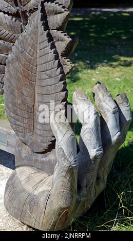 Scultura in legno / intaglio installazione Bute Park - commemorazione dell'apertura dell'arboreto Cardiff estate 2022 agosto Foto Stock