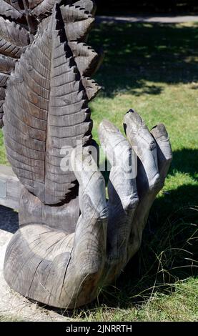 Scultura in legno / intaglio installazione Bute Park - commemorazione dell'apertura dell'arboreto Cardiff estate 2022 agosto Foto Stock