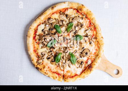 Pizza Romana, tradizionale e autentica pizza italiana cotta nel forno a legna. Giornata internazionale della pizza. Foto Stock