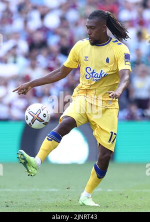 Birmingham, Inghilterra, 13th agosto 2022. Alex Iwobi di Everton durante la partita della Premier League a Villa Park, Birmingham. L'immagine di credito dovrebbe essere: Darren Staples / Sportimage Foto Stock