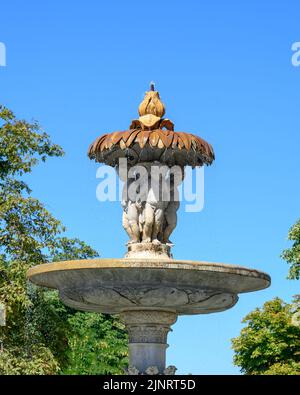 Dettaglio della fontana nel Parco del Buen Retiro (Parque del Buen Retiro). Il famoso parco pubblico è patrimonio dell'umanità dell'UNESCO. Foto Stock