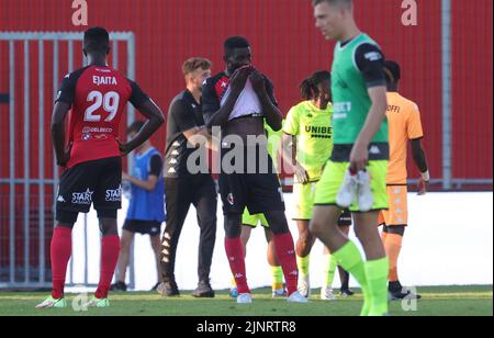 I giocatori di RFC Seraing si trovano sconsolati dopo aver perso una partita di calcio tra RFC Seraing e Sporting Charleroi, sabato 13 agosto 2022 a Seraing, il giorno 4 della prima divisione del campionato belga della 'Jupiler Pro League' del 2022-2023. BELGA PHOTO VIRGINIE LEFOUR Foto Stock