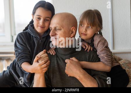 Legame con la famiglia. Nonno e bambino che tengono le mani insieme, primo piano vista. Panorama Foto Stock