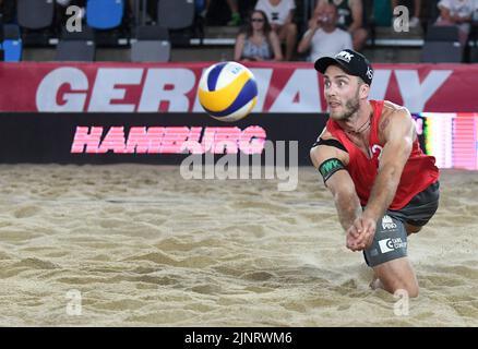 Amburgo, Germania. 13th ago, 2022. Beach Volley, Beach Pro Tour, Stadion am Rothenbaum. Clemens Wickler (Germania) in azione. Credit: Michael Schwartz/dpa/Alamy Live News Foto Stock