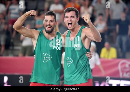 Amburgo, Germania. 13th ago, 2022. Beach Volley, Beach Pro Tour, Stadium am Rothenbaum. Bartosz Losiak (l) e Michal Bryl (entrambi in Polonia) festeggiano la loro vittoria e l'ingresso in finale. Credit: Michael Schwartz/dpa/Alamy Live News Foto Stock