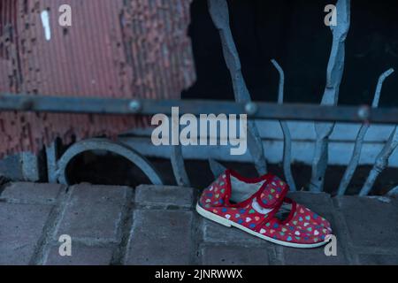 scarpe per bambini nelle rovine, la guerra Foto Stock