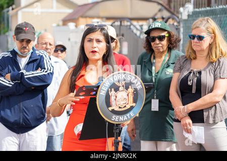 Queens, New York, Stati Uniti. 12th ago, 2022. Il senatore Jessica Ramos, primo vice commissario Christian Farrell, e i residenti di East Elmhurst hanno tenuto una conferenza stampa sulla preparazione alle tempeste nelle aree ad alto rischio colpite dall'uragano Ida un anno fa. (Credit Image: © Steve Sanchez/Pacific Press via ZUMA Press Wire) Foto Stock