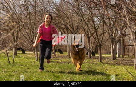 Ragazza, bambino estate Sunny giorno a piedi su un prato verde erboso Foto Stock