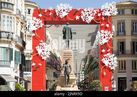 Malaga, Spagna. 11th ago, 2022. Vista panoramica della Fiera di Malaga 2022 decorazione installato in via Marques de Larios a Malaga. La Fiera si svolge per la prima volta dal 2019. Le edizioni 2020 e 2021 sono state sospese a causa di una pandemia del Covid19. (Credit Image: © Francis Gonzalez/SOPA Images via ZUMA Press Wire) Foto Stock