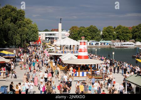 Hannover, Germania. 13th ago, 2022. La gente si sofferma al Maschseefest sulla riva nord del Maschsee. Il Maschseefest 35th si svolge ad Hannover dal 27 luglio al 14 agosto. Credit: Michael Matthey/dpa/Alamy Live News Foto Stock