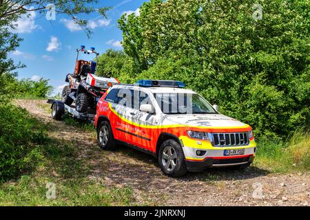Veicolo di emergenza DRK con un veicolo all Terrain sul rimorchio Foto Stock