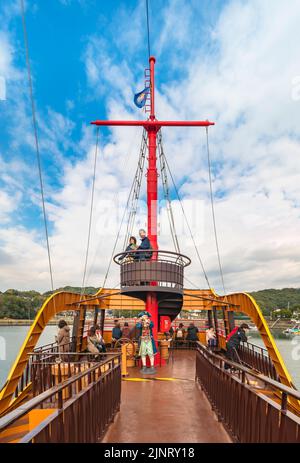 kyushu, giappone - 09 2021 dicembre: Statua di un pirata con un monoculare ai piedi del mizzen del quarterdeck della barca Mirai del PE Kujukushima Foto Stock