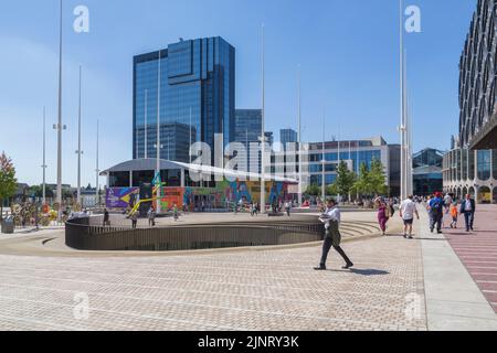 The Official Megastore for Birmingham 2022 Commonwealth Games aggiunge un tocco di colore a Centenary Square, mentre la gente del posto e i turisti si recano lì giorno. Foto Stock