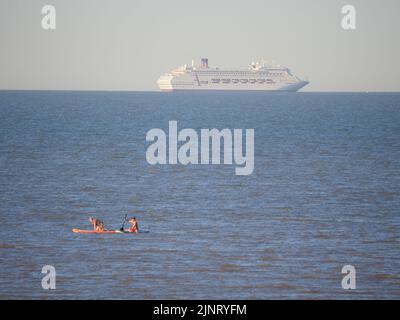 Sheerness, Kent, Regno Unito. 13th ago, 2022. Il tempo del Regno Unito: Il tramonto dell'onda di calore stupefacente a Sheerness, Kent. Credit: James Bell/Alamy Live News Foto Stock