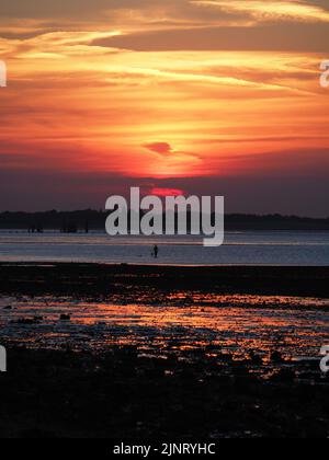 Sheerness, Kent, Regno Unito. 13th ago, 2022. Il tempo del Regno Unito: Il tramonto dell'onda di calore stupefacente a Sheerness, Kent. Credit: James Bell/Alamy Live News Foto Stock