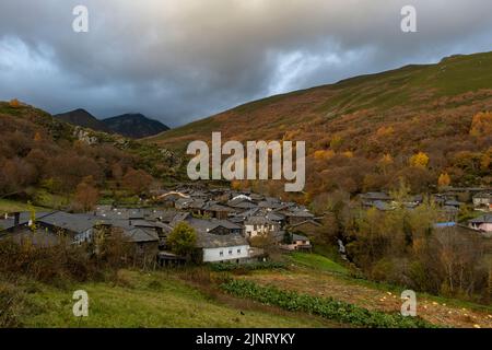 Piccolo villaggio di Seara nelle montagne di Serra do Courel, Galizia, Spagna. Paesaggio autunnale Foto Stock