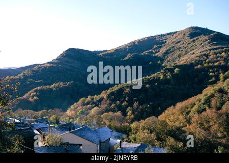 Piccolo villaggio di Paderne sulle montagne di Serra do Courel, Galizia, Spagna Foto Stock