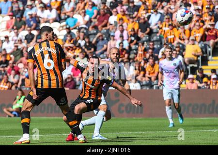 Teemu Pukki #22 di Norwich City guarda il suo colpo in porta facilmente raccolto da Matt Ingram #1 di Hull City in, il 8/13/2022. (Foto di David Greaves Photos/ Via/News Images/Sipa USA) Credit: Sipa USA/Alamy Live News Foto Stock