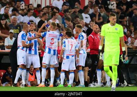 ROTTERDAM - pausa bevendo durante la partita olandese di Eredivie tra Feyenoord e sc Heerenveen al Feyenoord Stadium de Kuip il 13 agosto 2022 a Rotterdam, Paesi Bassi. ANP OLAF KRAAK Foto Stock