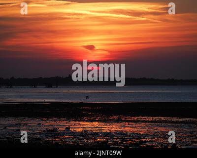 Sheerness, Kent, Regno Unito. 13th ago, 2022. Il tempo del Regno Unito: Il tramonto dell'onda di calore stupefacente a Sheerness, Kent. Credit: James Bell/Alamy Live News Foto Stock