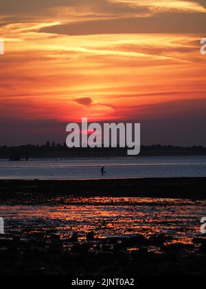 Sheerness, Kent, Regno Unito. 13th ago, 2022. Il tempo del Regno Unito: Il tramonto dell'onda di calore stupefacente a Sheerness, Kent. Credit: James Bell/Alamy Live News Foto Stock