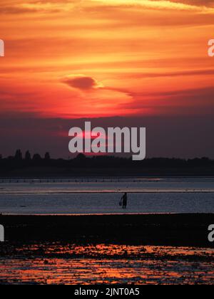 Sheerness, Kent, Regno Unito. 13th ago, 2022. Il tempo del Regno Unito: Il tramonto dell'onda di calore stupefacente a Sheerness, Kent. Credit: James Bell/Alamy Live News Foto Stock