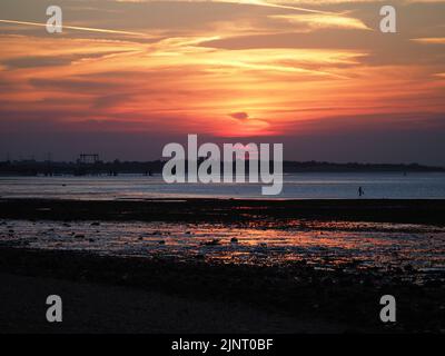 Sheerness, Kent, Regno Unito. 13th ago, 2022. Il tempo del Regno Unito: Il tramonto dell'onda di calore stupefacente a Sheerness, Kent. Credit: James Bell/Alamy Live News Foto Stock