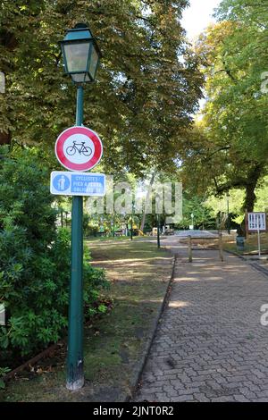 Cyclistes, pied à terre obligatoire. Panneau. Code de la route. Ville d'Avray. Ile-de-France. Francia. Europa. Foto Stock